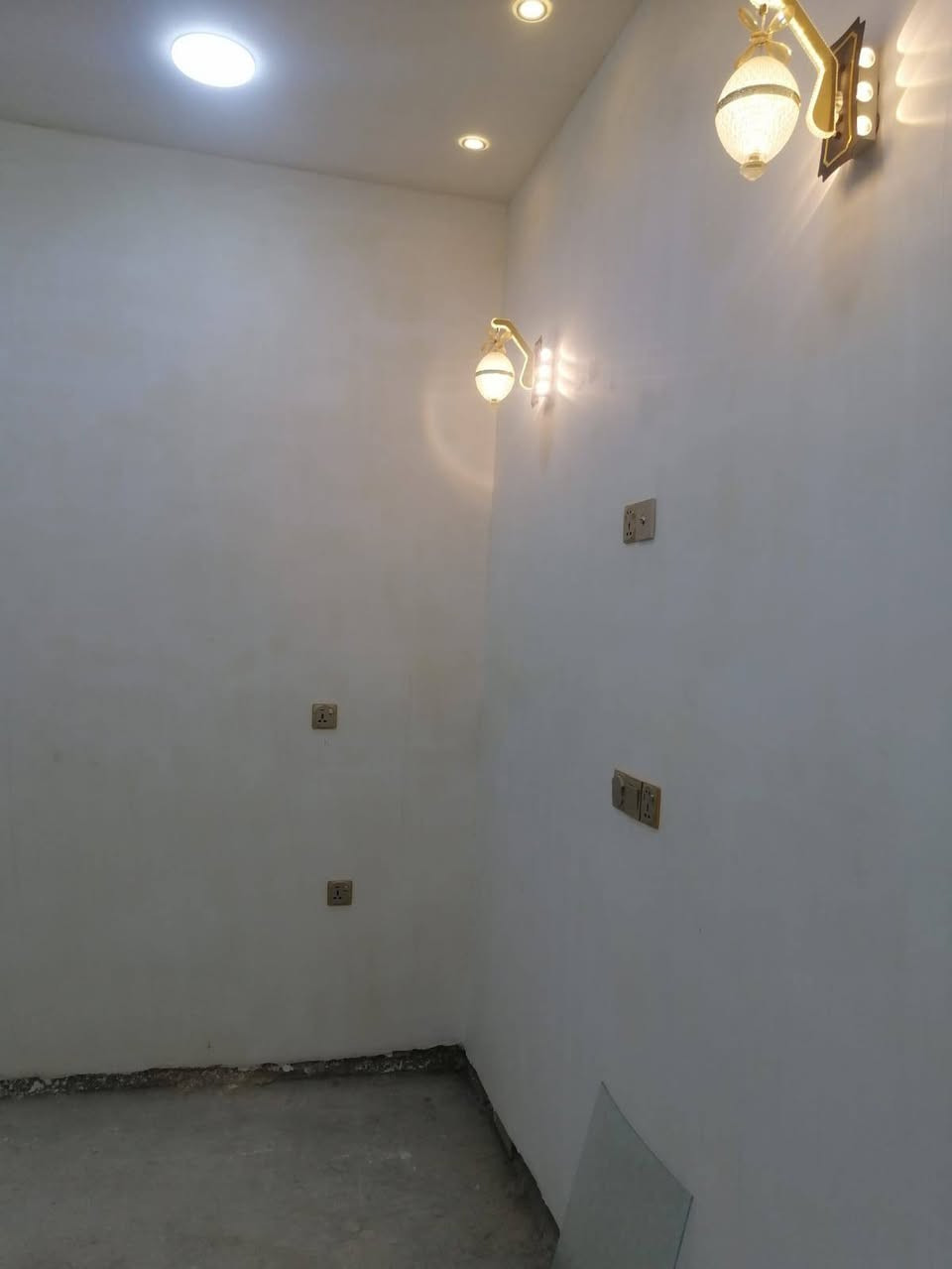 السلام عليكم مشتمل طابق ونص للبيع مربع ال3000الاف خلف السوق والمدارس
بناء جديد 2026 طابوق بعده محد گاعد بي سند جديد بأسم أبو البيت 

البيت بعد بس الارضيه سبوع وتكمل الأرضيه تبقه بس الواجهه
يحتوي على غرفه ومطبخ واستقبال وحمام ممر طويل يدخلك عل بيت ترك وعندك فوگ غرفه السعر 80للأستفسار مراسله واتساب *********** أو خاص
