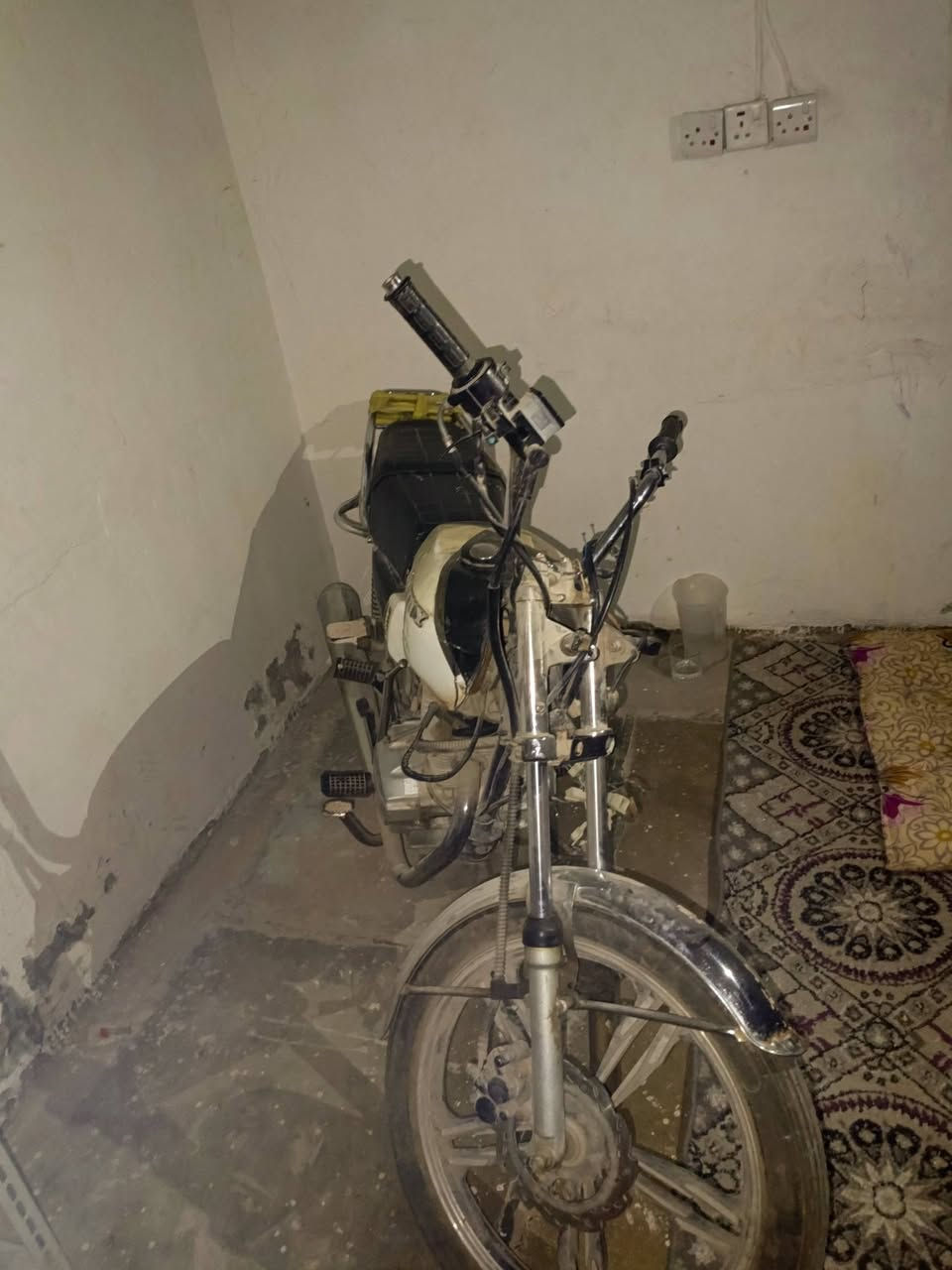 سلام عليكم دراجة ايراني خمسة كير كوم حديد المكينة شغالة اوراقهة موجودة سعر 180 وبيهة مجال مكاني الأمين شارع المركز مكلف بل نشر 
رقم صاحب الدراجة ***********
