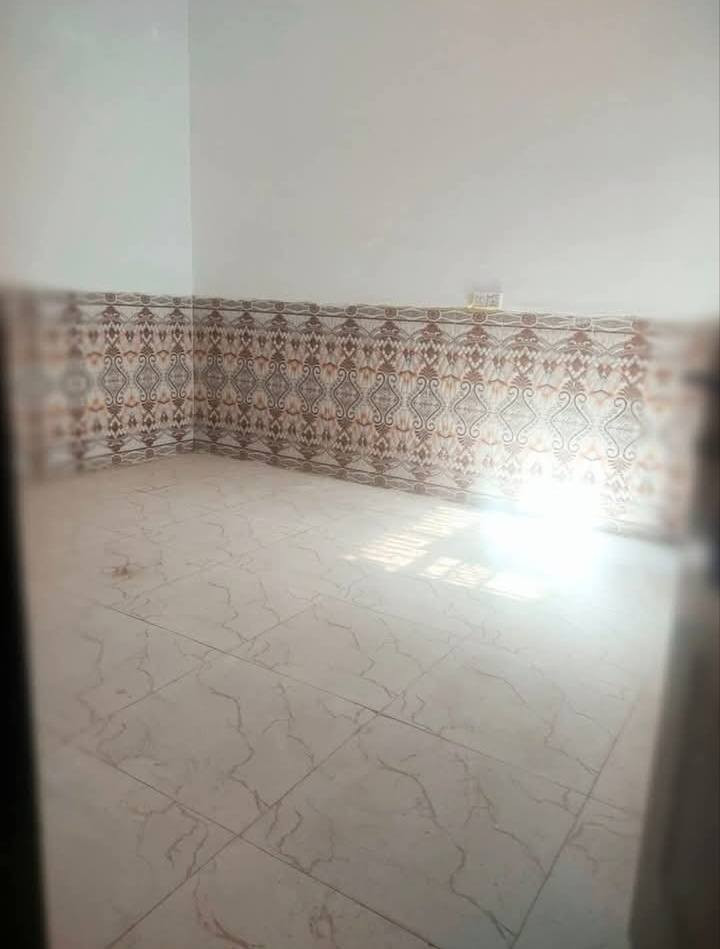 السلام عليكم بيت حي الامين الاولى المساحه 135 يحتوي على غرفتين نوم وصاله ومطبخ صحيه داخليه وخارجيه استقبال وكراج سياره السعر 40 مع المجال قليل رقم صاحب الدار***********
