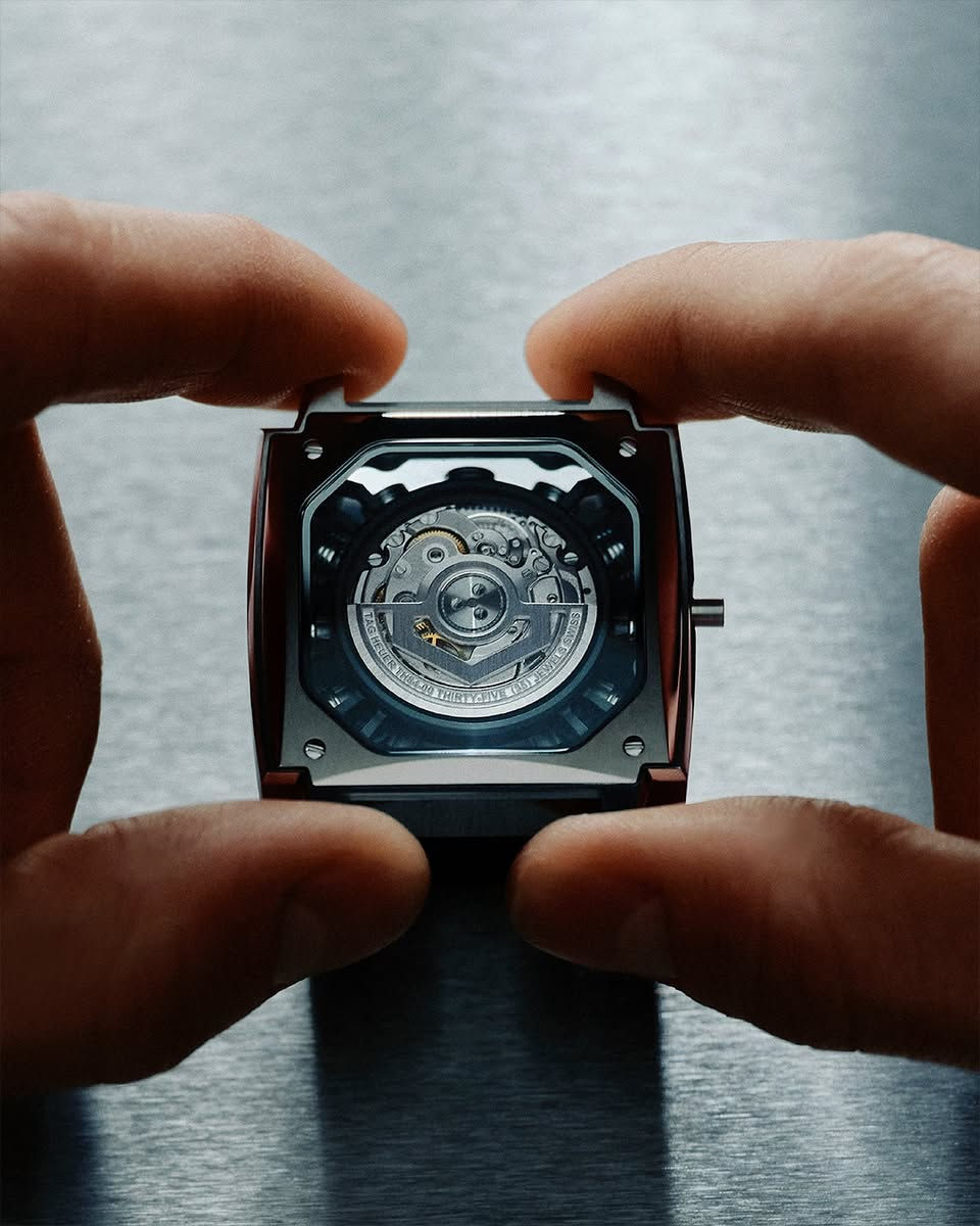 Full speed ahead.​

A convergence of 274 components, the new TAG Heuer Monaco Speed 12 channels the adrenaline of the racetrack into the precision of high-end watchmaking. ​

Inspired by legendary 12-cylinder engines, its 12 rotating markers are shaped like pistons, while the central grooves of the dial mimic the engine covers of high-performance cars. As the minute hand completes a full rotation around the dial, a precise sequence unfolds: one piston returns to its initial position, while the following one executes a precise 90-degree turn, resulting in a dynamic display of time and a striking balance between watchmaking tradition and avant-garde design.​

tag.hr/MonacoSpeed12

#TAGHeuer #TAGHeuerMonaco


**إذا كنت صاحب هذا الإعلان وتريد حذفه لأي سبب، رجاءا أرسل رسالة إلى الدعم الفني**