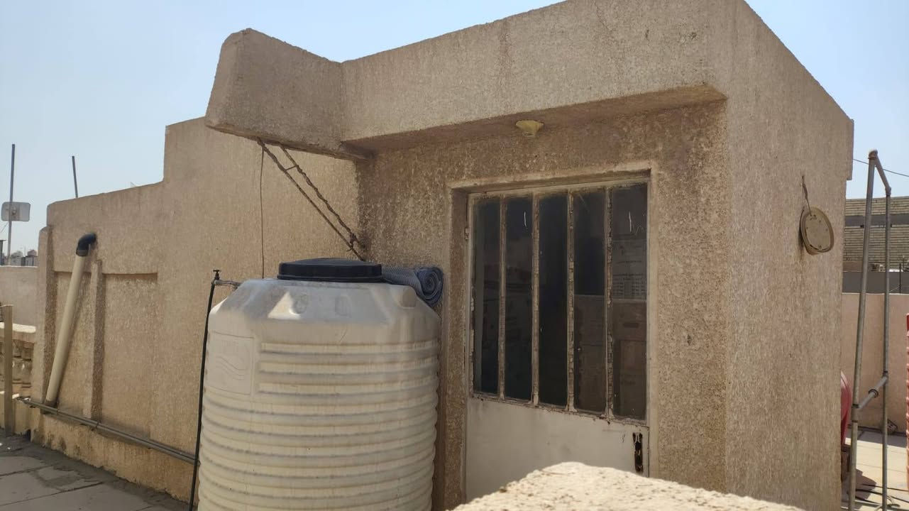 دار للبيع سند طابو صرف
المساحة ١٢٠م
الواجهه ٦م 
النزال ٢٠م 
يحتوي على غرف نوم عدد/٢ + حمام عدد/٢ + مطبخ + هول واستقبال + منور + الباب مدخلين

العنوان 
الدورة  - شرطة ابو طيارة 
للاستفسار الاتصال على الرقم  ***********
