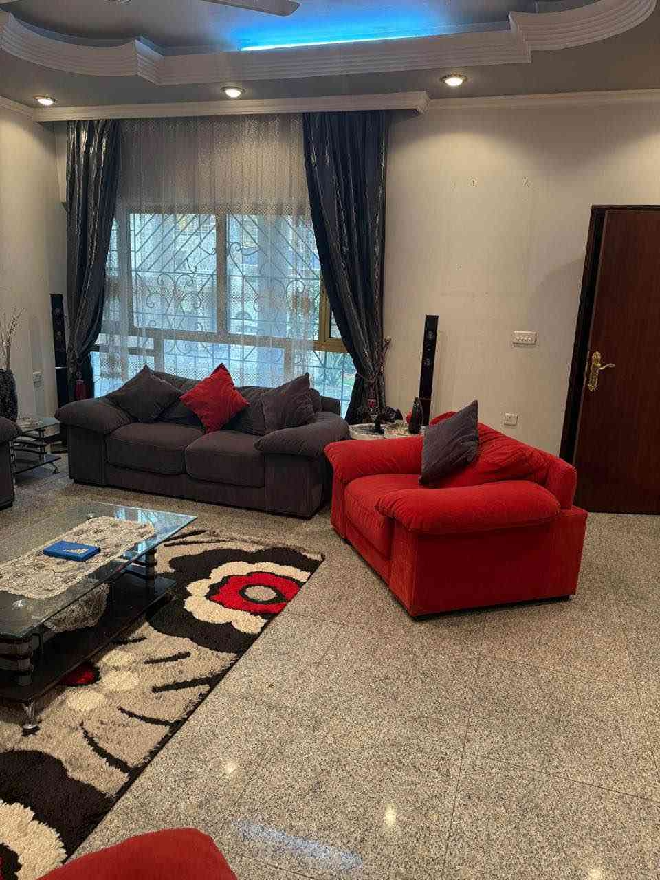 تخم قنفات ب 8 مقاعد باللون الرصاصي والاحمر السعر مليون وبي مجال 
للاستفسار 
*********** بغداد, العراق
