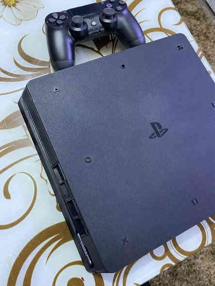 السلام عليكم 
ps4 slim اونلاين
نظافة 100% لوك ستيكر مكفول
لا مصلح ولا مفتوح 
كامل ملحقاته وياه كيبلاتة واليدة 
نظيفة مابيها اي مشكلة + حساب عربي اماراتي يحتوي مكتبة العاب ضخمة85 لعبة مملوكات مو اشتراك تبقى وياك مدى الحياة وكذلك ضمان الحساب مدى الحياة متنزل حوالي 15 لعبة جاهزات موضحات بالفيديو 
سعر الجهاز 225 وبي مجال 
مكاني بغداد السيدية حي الشباب
رقمي ***********
