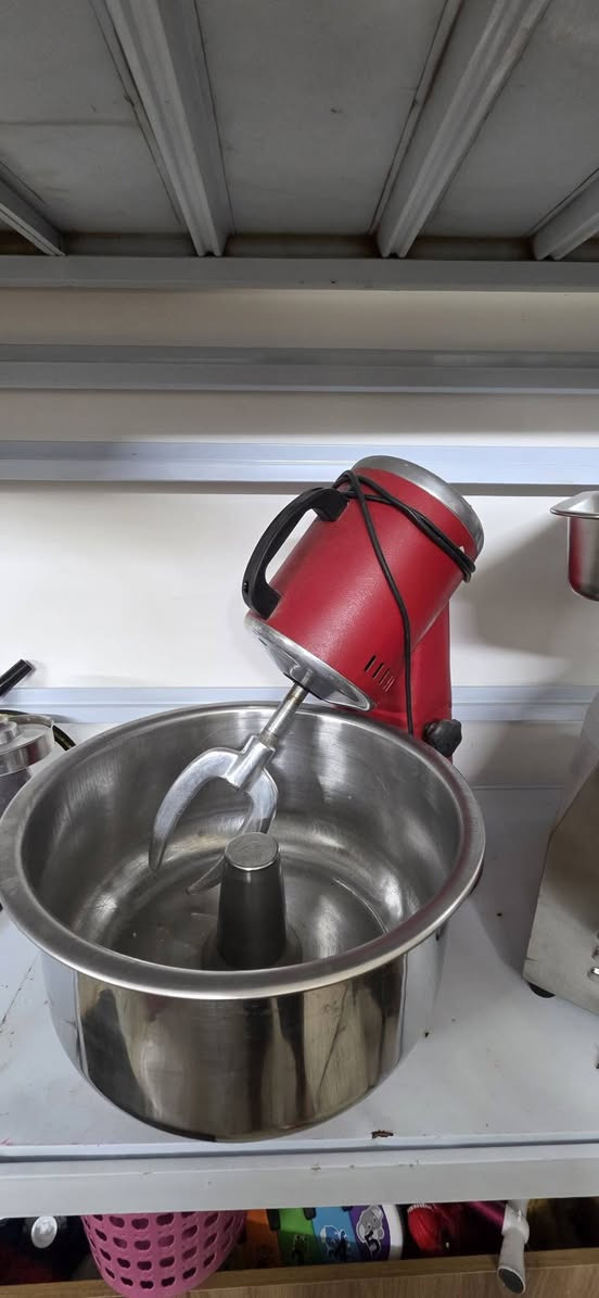 السلام عليكم 
العجانه مجاي تشتغل لو ماطور لو خلل بالواير السعر ١٠٠ 
الحمايه شغاله نضيفه بس لان بالمخزن عليها اتراب السعر ٢٥٠ 
المثرامه جديد ما مشتغله اصلا سعرها ٥٠٠ 
***********
مكاني كراده
