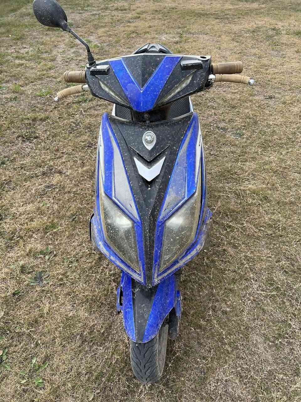 سلام عليكم عندي هاي الدراجة رايدها للبيع ماعرف شنو نوعيتها بس الاكثر يمكن سايم مكينة حلوة ونضيفه وشغالة ونشطه فقط يرادلها ترتيب بسيط للكشر الخارجي وتنضيف كابريترة بس وعندي وياها عربانه كاملة هم شغالة مابيها شي ابيعهن ثنينهن سوة سعرهن 375وبيها مجال بسيط وهذا رقمي *********** ومتواجد فيس وتساب
