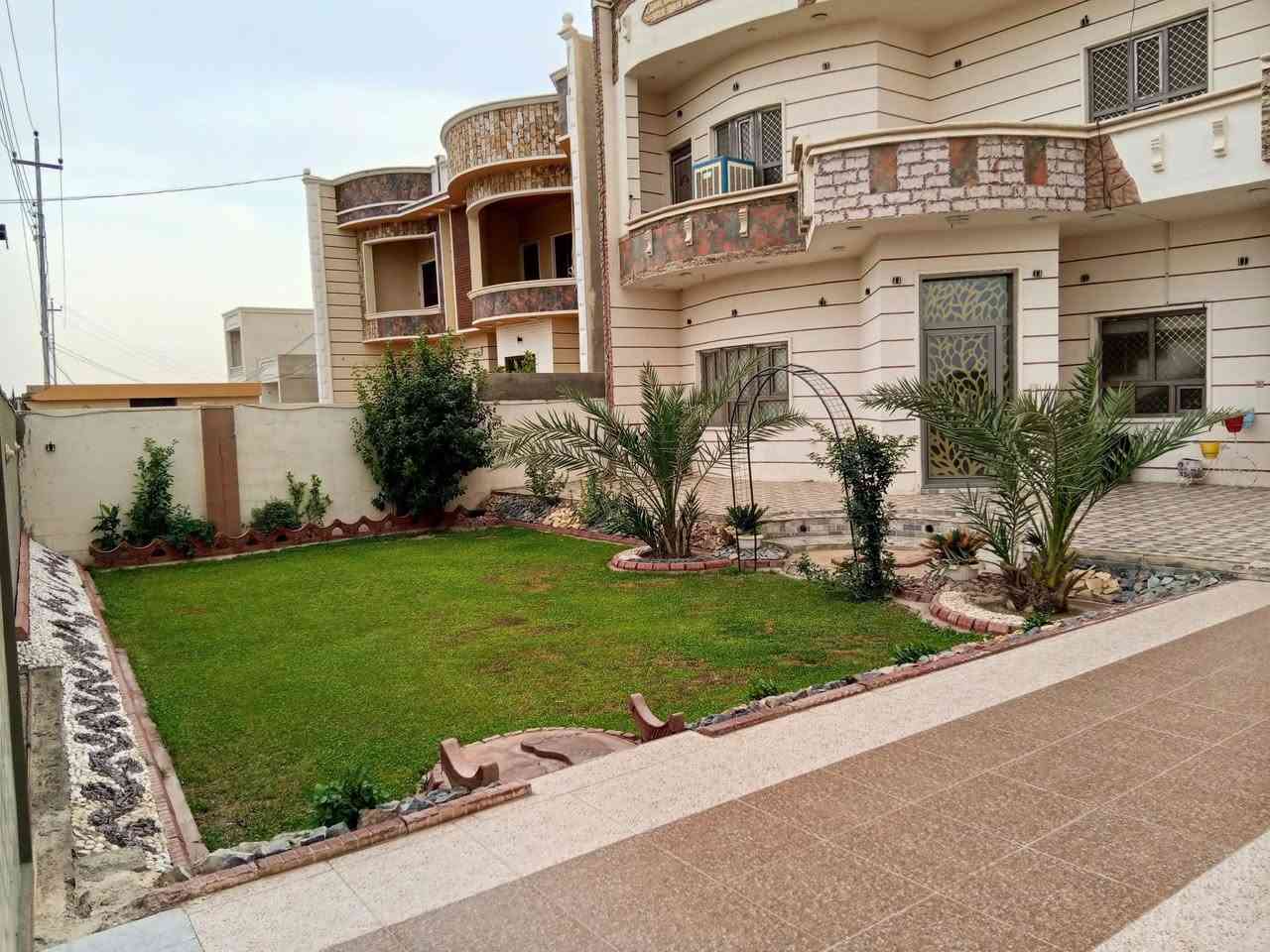 السلام عليكم بيت للبيع مساحة الأرض ٥٢٠ مساحه البناء 225 يبعد عن جامعة النبراس 400 متر 4غرف نوم ***********
