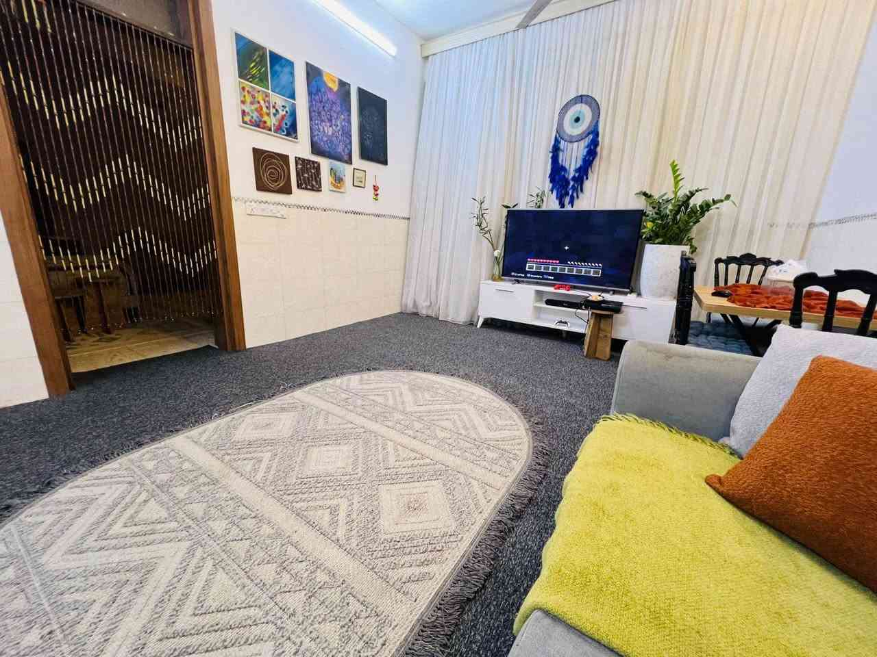 السلام عليكم 
دار للبيع مساحة ١٠٠ متر ركن واجهة ٨ متر والنزال ١٢ متر 
منطقة سكنية منظمة يبعد عن مرقد الحر ٥٠٠ متر 
طابو زراعي سند ٢٥ اقرار محكمة مشمول بالتطويب 
طابق واحد بناء طابوق حديث ازارة سيراميك ١٢٠ سم.
سقف كونكريت 
يتكون من (صالة، استقبال، غرفة نوم، مطبخ، صحيات خارجية وداخلية ،غرفة صغيرة للاطفال، مخزن حديد في السطح)
مكانه في الحر / حي سومر الثاني / شارع الجنسية القديمة
لا ايجار لا رهن لا اقساط 
للتفاصيل اكثر عن السعر عالخاص او واتساب ***********
