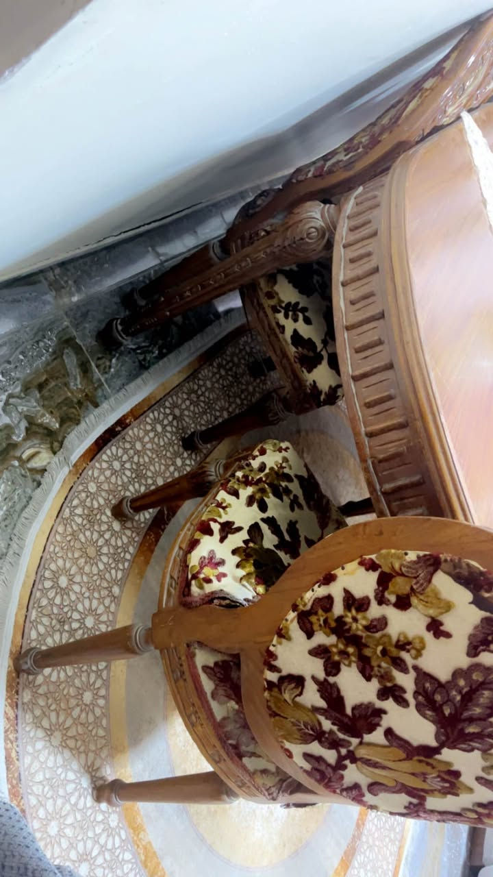 ميز طعام صاج انتيكه ثكيل كلش وتكمه عدد كراسي ٧ واحد بي ظرر بسيط و٦ جاهزات مثل مدشوف مكان دوره الاثورين *********** واتس اب للشراي بغداد, العراق
