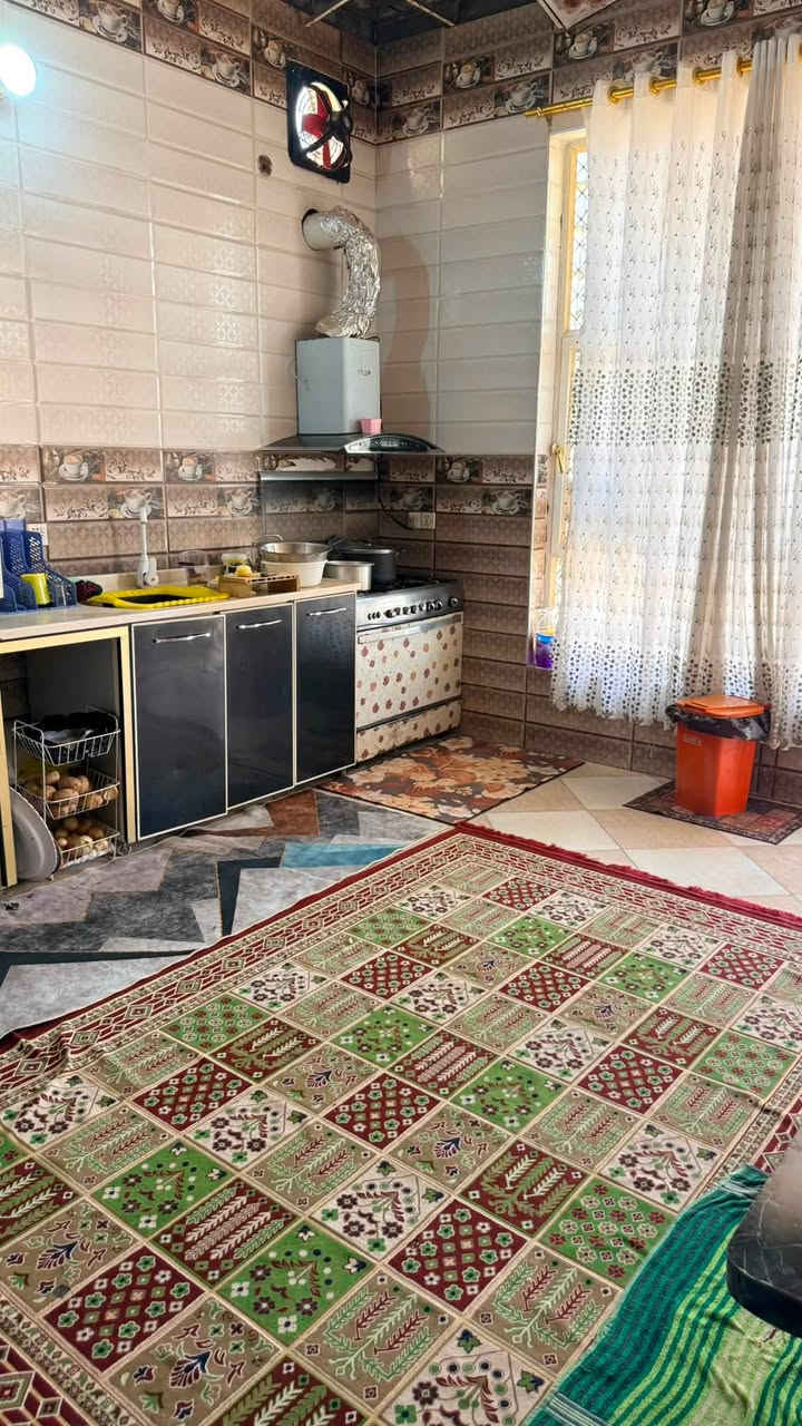 السلام عليكم
بيت في المدحتيه قرب حسينية منعم الگيم شارع المرحوم عبيد نغيمش 

المساحه الكليه ٣٠٠ طابقين 

مساحة البناء ٢٤٠

٤ غرف قياس ٥*٤

صاله ١٢*٤

صاله طابق ثاني ٤*٣

استقبال ٨.٥ *٤

مجمع صحي خارجي + مجمع داخلي + مجمع طابق ثاني

شارع رئيسي ٨ متر. فرعي ٦متر

للتواصل الاتصال علئ الرقم *********** 

ملاحظه البناء درجه اولئ طابووق وصب كونكريت+درج خارجي حديد اضافي للطابق الثاني ومخزن چينكو قياس ٢.٥*٤
