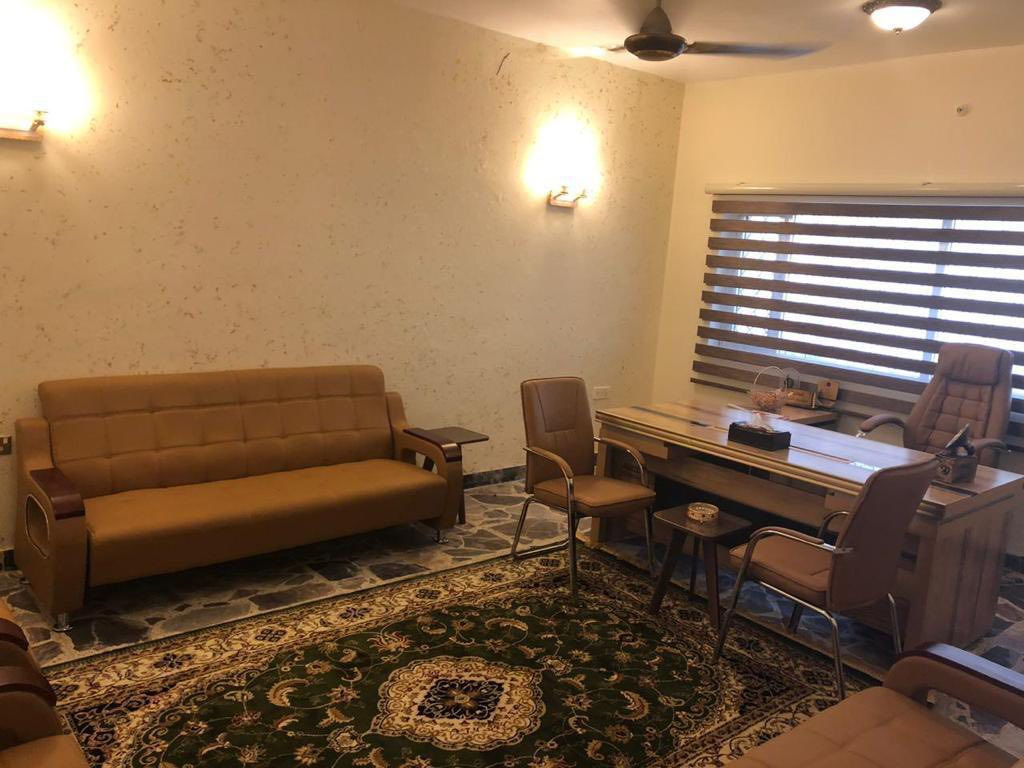 السلام عليكم ورحمة الله وبركاته
البيت مدخل شارع عام فرع السفارات الجار من الجهه اليمنى سفاره والجهه اليسرى شركة الفرع عباره عن شركات ومكاتب وسفارتين وسكن للكفائات ورجال الاعمال  الواجه 20 ×40 البيت باسم ورثه ٢ بالغين وهمه يبيعون مباشر او وكيلهم

للأستفسار 

‭0771 151 8982‬

0785 882 4773
