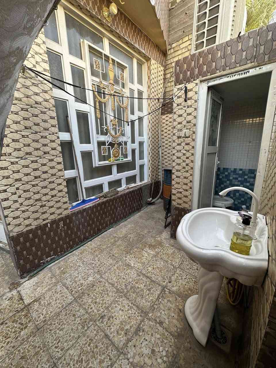 بيت للبيع
سلام عليكم 
بيت للبيع مساحه 120 متر بحي (الجمعية شارع عشرين قرب مدرسة المتميزين) البيت طابق ارضي استقبال و غرفة وصالة ومطبخ وتخاريج المطبخ مسوينة مخزن ومبين بالصور والمكشوفة مسويه مطبخ حراري وفوق الطابق الثاني غرفة وحدة اي استفسار راسلني او خابر على الرقم *********** .
