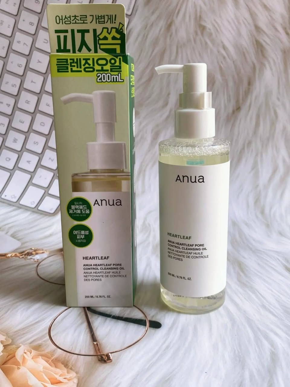 غسول أنوا الزيتي (ANUA Heartleaf Pore Control Cleansing Oil)🧴🌿

 
 المنتج هو زيت منظف كوري مشهور بفعاليته في تنظيف المسام بعمق وإزالة الرؤوس السوداء والمكياج.🌿

فوائد ومميزات الغسول تنظيف المسام والرؤوس السوداء: يعمل على إذابة الدهون الزائدة والشوائب العالقة داخل المسام، ويساعد في التخلص من الرؤوس السوداء والبيضاء.🧴

إزالة المكياج: يذيب جميع أنواع المكياج بفعالية، بما في ذلك الأنواع المقاومة🤍

 للماء.مكونات مهدئة: يحتوي على مستخلص نبات الهارتليف (Heartleaf) الذي يساعد في تهدئة البشرة المتهيجة وتقليل الاحمرار.مناسب لجميع أنواع البشرة: تركيبته خفيفة وغير سادة للمسام (Non-comedogenic)

، مما يجعله مناسباً للبشرة الدهنية، والمختلطة، وحتى الحساسة.ترطيب البشرة: يحتوي على زيوت نباتية مثل زيت الجوجوبا وبذور العنب التي تحافظ على رطوبة البشرة ولا تتركها جافة بعد التنظيف.

حجم 200 مل.. 

منشأ.... كوريا   🇰🇷

توصيل لجميع المحافظات 4.


**إذا كنت صاحب هذا الإعلان وتريد حذفه لأي سبب، رجاءا أرسل رسالة إلى الدعم الفني**
