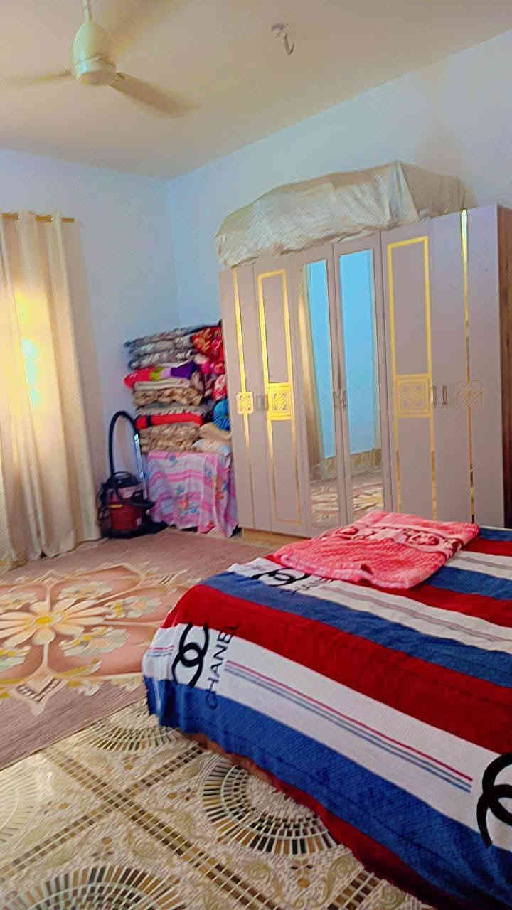 قطعه بمساحة 463 متر سند 25 اقرار محكمه مباشر بأسم المشتري يحتوي ع بيت طابقين بمساحة250 متر يحتوي ع 3غرف نوم مع صاله واستقبال ومطبخ وكراج سياره وحديقه في منطقه الحسينيه الجريه  --كريد--- بسعر 115 قابل للتفاوض للاستفسار ***********
