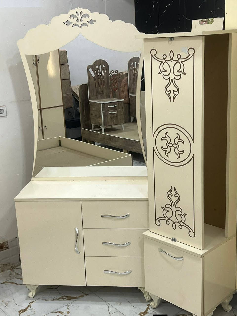 غرفة نوم 6قطع جديد MDF تفصال درجة اولى كنتور 2قطعتين منفصل قياس الكنتور طول 270سانتيم وارتفاع 230سانتيم سيسم نضام تخت منفصل اخو جديد مستخدم  السعر 450بي مجال بسيط للاستفسار*********** العنوان كركوك

