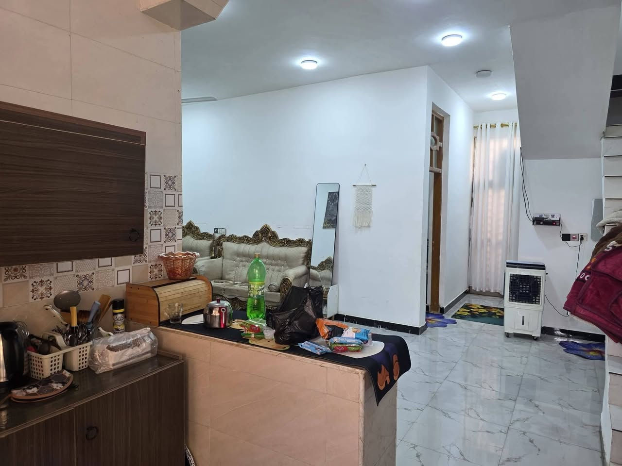 السلام عليكم دار سكن للبيع حديث السعر 37 وبي مجال في الكوت منطقة حي الحكيم نزلة بيت زرزور بالقرب من الشارع العام مساحتة 100م مربع البناء طابوق والسقف صب مسلح والارضية والجدران سيراميك ويتكون البيت من غرفة وصالة ومطبخ واستقبال وصحيات داخلية وخارجية ومرقم من قبل البلدية الاستفسار الاتصال على هذا الرقم ***********
