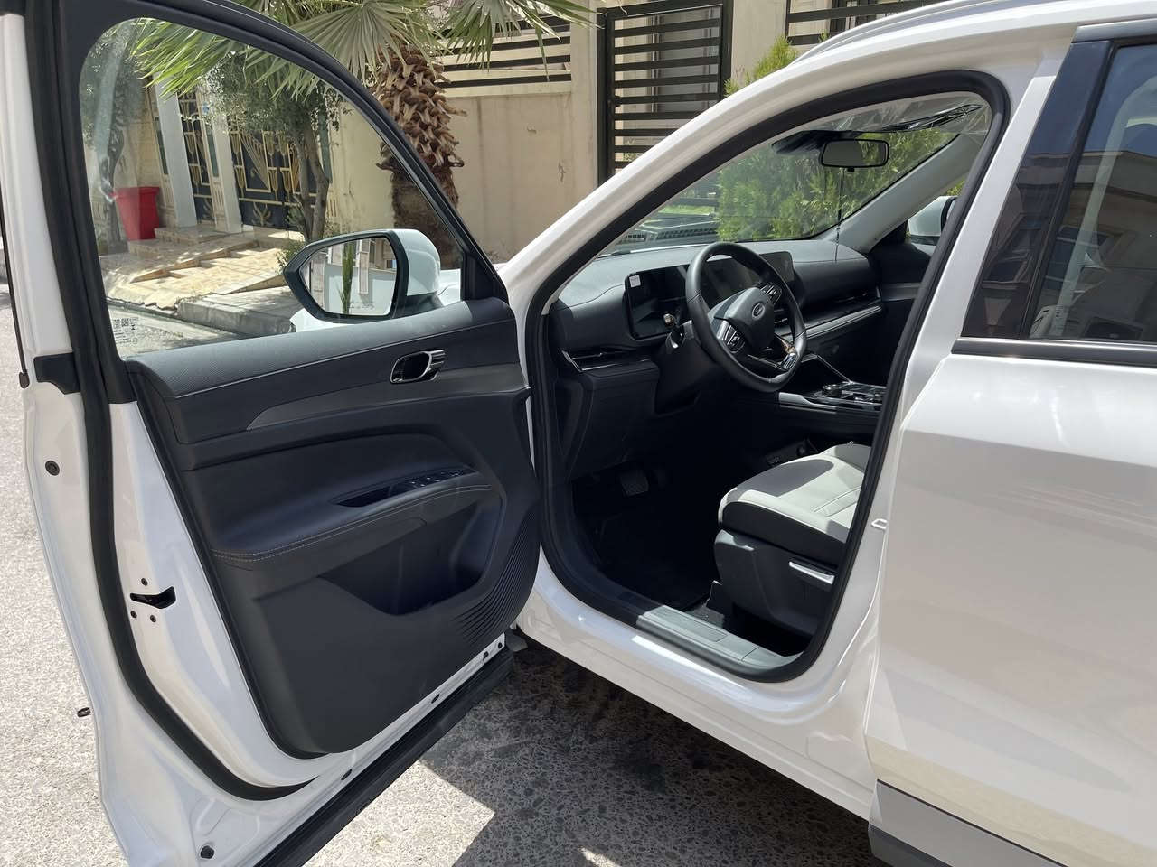 رد تيريتوري 2025 العادية تأتي بمحرك ايكوبوست 1.8 لتر 4 سلندر بقوة 190 حصان و320 نيوتن متر من عزم الدوران. تأتي بناقل حركة أوتوماتيكي بـ 7 سرعات ونظام دفع أمامي. تشمل الميزات القياسية إضاءة LED أمامية وخلفية، وكاميرا خلفية، وشاشة لمس، ومثبت سرعة.  ونظام كشف النقطة العمياء.
مواصفات فورد تيريتوري 2025 العادية:
المحرك: ايكوبوست 1.8 لتر 4 سلندر تيربو.
القوة: 190 حصان.
عزم الدوران: 320 نيوتن متر.
ناقل الحركة: أوتوماتيكي 7 سرعات.
الدفع: أمامي.
الإضاءة: LED أمامية وخلفية.
الكاميرا: خلفية.
الشاشة: لمس.
مثبت السرعة: نعم.
نظام كشف النقطة العمياء: نعم .
نظام الدخول الذكي: نعم 
المقاعد: جلد 
نظام المعلومات والترفيه: شاشة لمس 12.3 بوصة، دعم آبل كار بلاي وأندرويد أوتو.
نظام المساعدة في الركن: حساسات خلفية وكاميرا خلفية.
ميزات الأمان: فرامل مانعة للانغلاق، نظام التحكم في الثبات، مساعد صعود المرتفعات، نظام تثبيت السرعة، نظام مراقبة المنطقة العمياء.
ميزات السلامة الاختيارية: مثبت سرعة متكيف، نظام تحذير الاصطدام الأمامي مع مكابح طوارئ تلقائية، نظام تحذير الخروج من المسار، مساعد البقاء في المسار.
بسعر مناسب للتواصل الاتصال على الرقم *********** متوفر واتس وفايبر 
غير متواجد على الفيس دهوك, العراق
