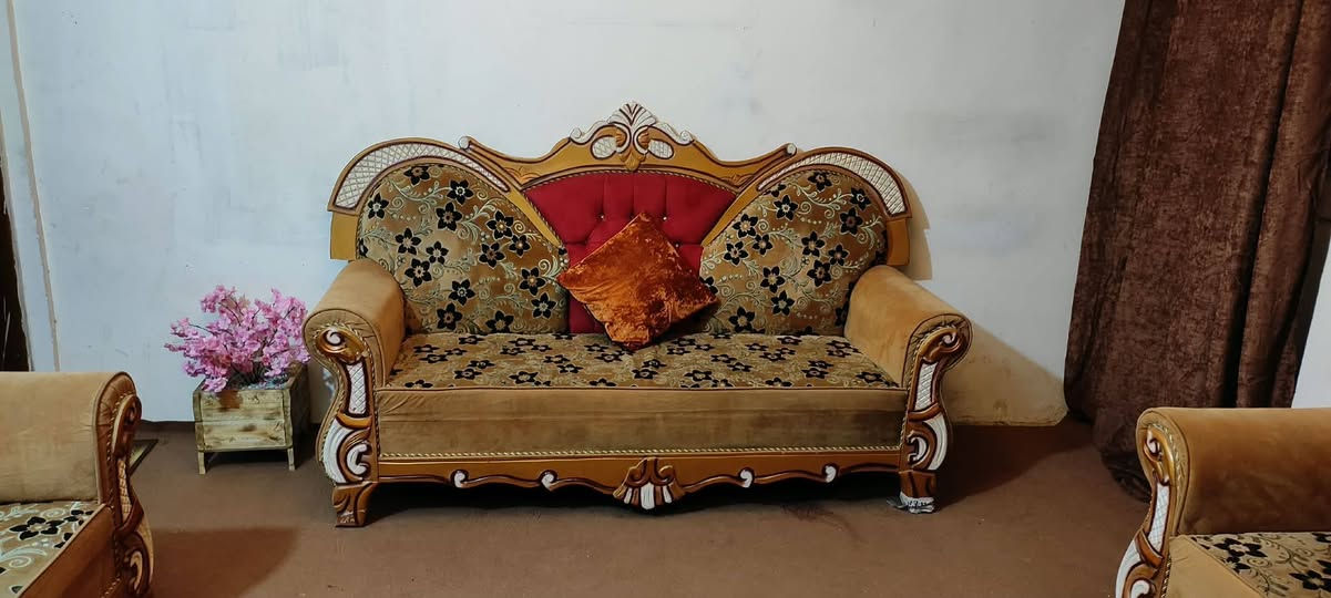 تخم ملكي كلش نضيف 10مقاعد 500اليريد يستفسر ع رقم ***********
