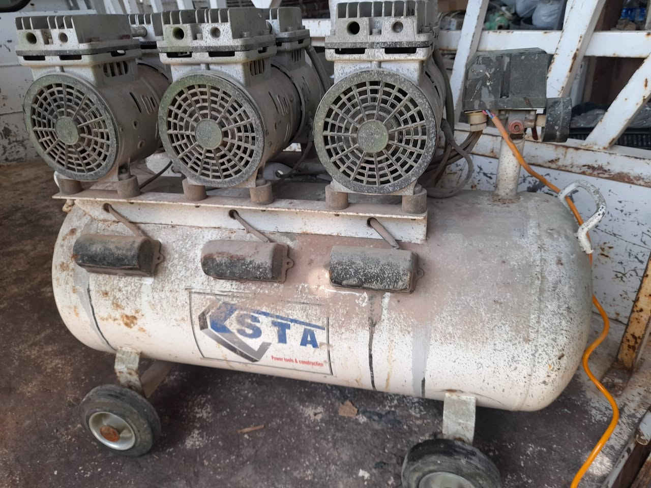 جك ثقيل ٥٠ الف
كمبريسر انجيكو الاصفر ١٠٠ الف شغال ستندر على وضع الشركه 
كمبريسر ٣ بستم سريع جدآ بلترس كاتم بدون صوت  شغال ما داخل تصليح على وضع الشركه ٢٠٠ الف مكاني صلاح الدين قضاء بلد  حي الزهراء ***********
