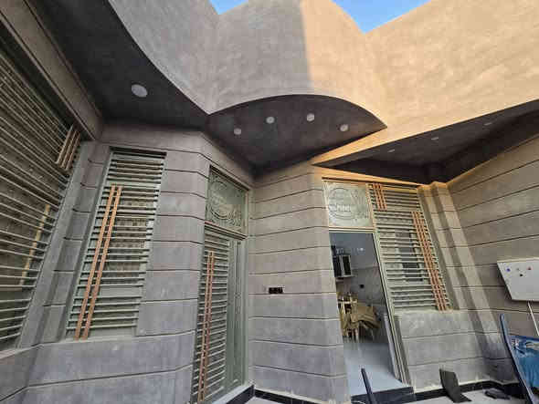 بيت طابو صرف منطقه الصلبه مساحه ٢٥٢ واقع حال ٢٧٥ البيت بناء حديث درجه اولى بناء طابوق سقف كونكريت ارضيه مرمر متكون من ثلاث غرف ومطبخ وديوانيه وهول ومجمع صحيات داخليه وخارجيه وطارمه كبيره
العنوان الصلبه قرب مدرسه البلاغه 
السعر 250 مليون 
ملاحضه/البيت مطلوب 80 مليون لدى مبادره المصرف العقاري يتم استقطاعهن من المبلغ الكلي 
 للاستفسار مراجعه مكتب خالد الشريفي للعقار 
العنوان ذي قار سوق الشيوخ قرب مطعم صمد
***********  خالد الشريفي 
***********  مهدي عماد
