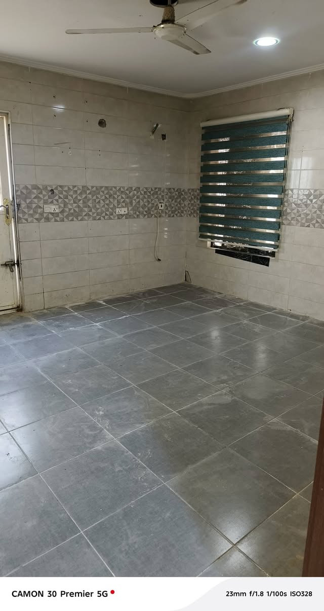 للايجار للايجار 
بيت 250 متر في مجمع الاميرات
 المرحله الاولى مبلغ الايجار 450 الف
للاستفسار اتصال ***********
