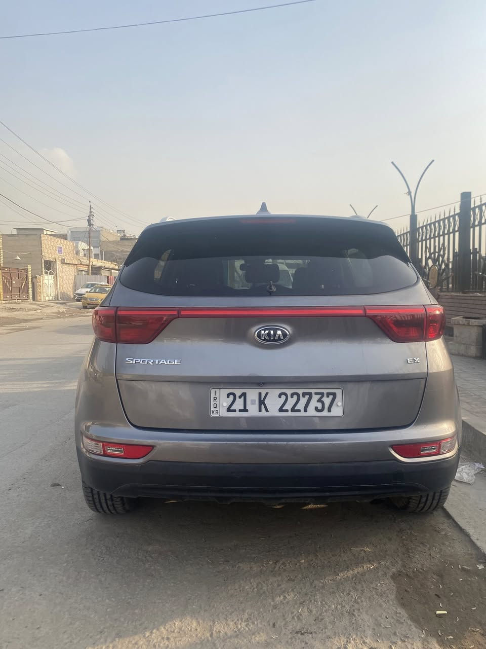 السلام عليكم
سبورتج 2017 وارد امريكي
مواصفات كاملة  ماعدة التنتة
ماشية 83
سيارة كاملة مكملة وباسمي وتحويل ثاني يوم
السونار موضح بالصورة 
السعر 165 وبيهة مجال بسيط
مكاني شهداء البياع شارع المضخة الاول
***********
