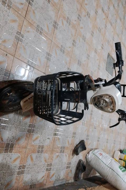 ناقصها بس بطاريتين الموقع بالبصره باب الخصيب باب السيمان كامل تشتغل بس ناقصها بطاريتين 
