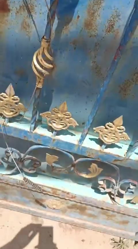 للبيع دار سكن200م يتكون من غرفةنوم و استقبال ومطبخ كبير وحمام داخلي وحمام خارجي وترك خلف البيت وطرمه كبيره /سياره تدخل السعر 35مليون بي مجال الموقع المعسكر خلف فرع تحسين الاستفسار الاتصال على الرقم *********** مكتب عقار ابو حسن مقابل البنزين خانه   المعارض
