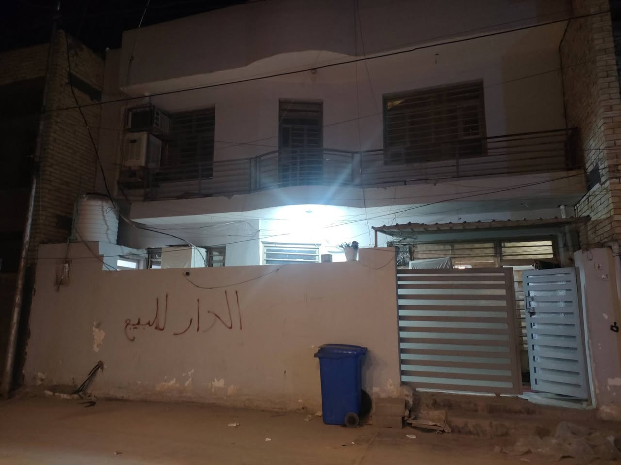 دار للبيع زراعي شهداء السيديه مساحه 10×10 طابقين اثنين غرف نوم ومطبخ وحمام داخلي  الطابق الثاني نفس الطابق الارضي رقم الهاتف للستفسار ***********
