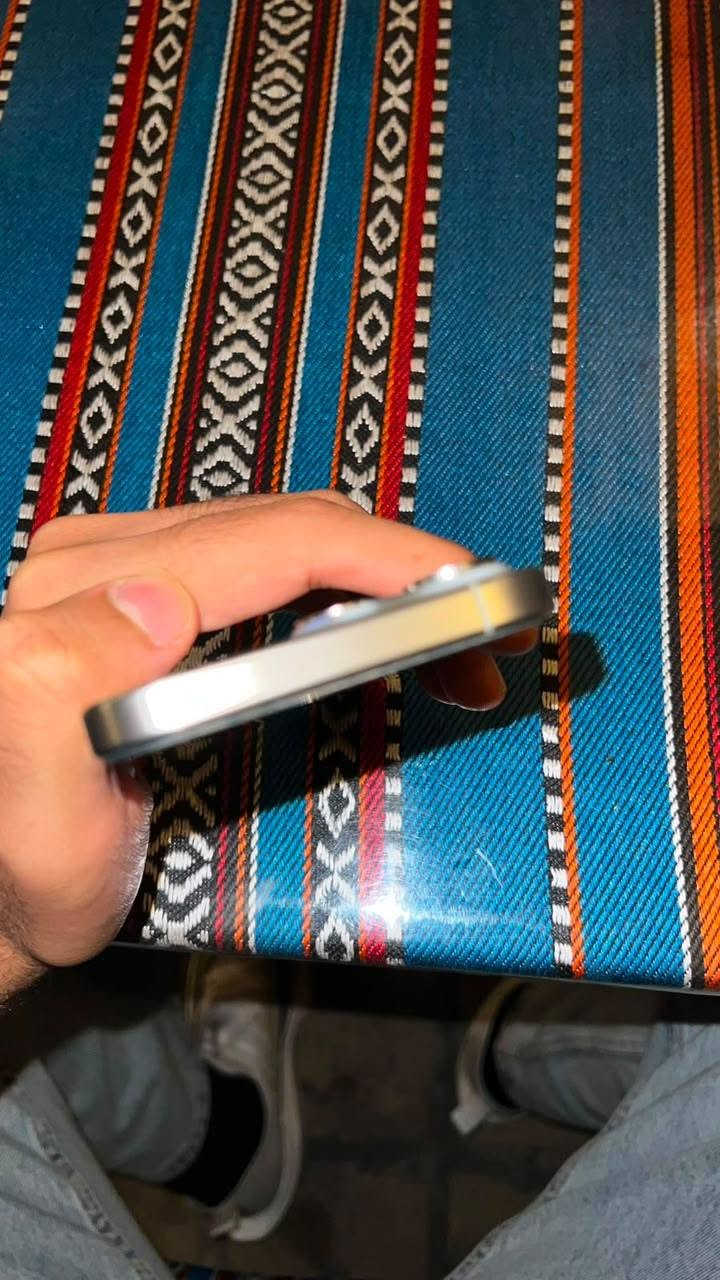 ايفون 15 برو ماكس نظيف جدا بطاريه 89‎%‎ ذاكره 256 
مبدل شاشة اصلية (ابل) 
استعمال خفيف للجهاز 
سعر 900وبي مجال 
***********

