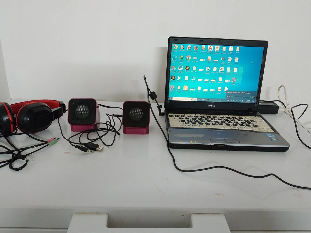 سلام وعليكم يوجد بيع لابتوب والله مستخدم شي قليل الله شاهد واحتاجيت لان ظروفي صعبه ودببعو السعر 150هو والمضخم والسماعات وبي مجال قليل اليريدتفاصيل أكثر هذا الرقم نوعيه زينه بس انا معغف تفاصيلو اكثيغ اشتغيتونو ددرس بينو بس احتاجيتو وهسه دبيعو 
***********
