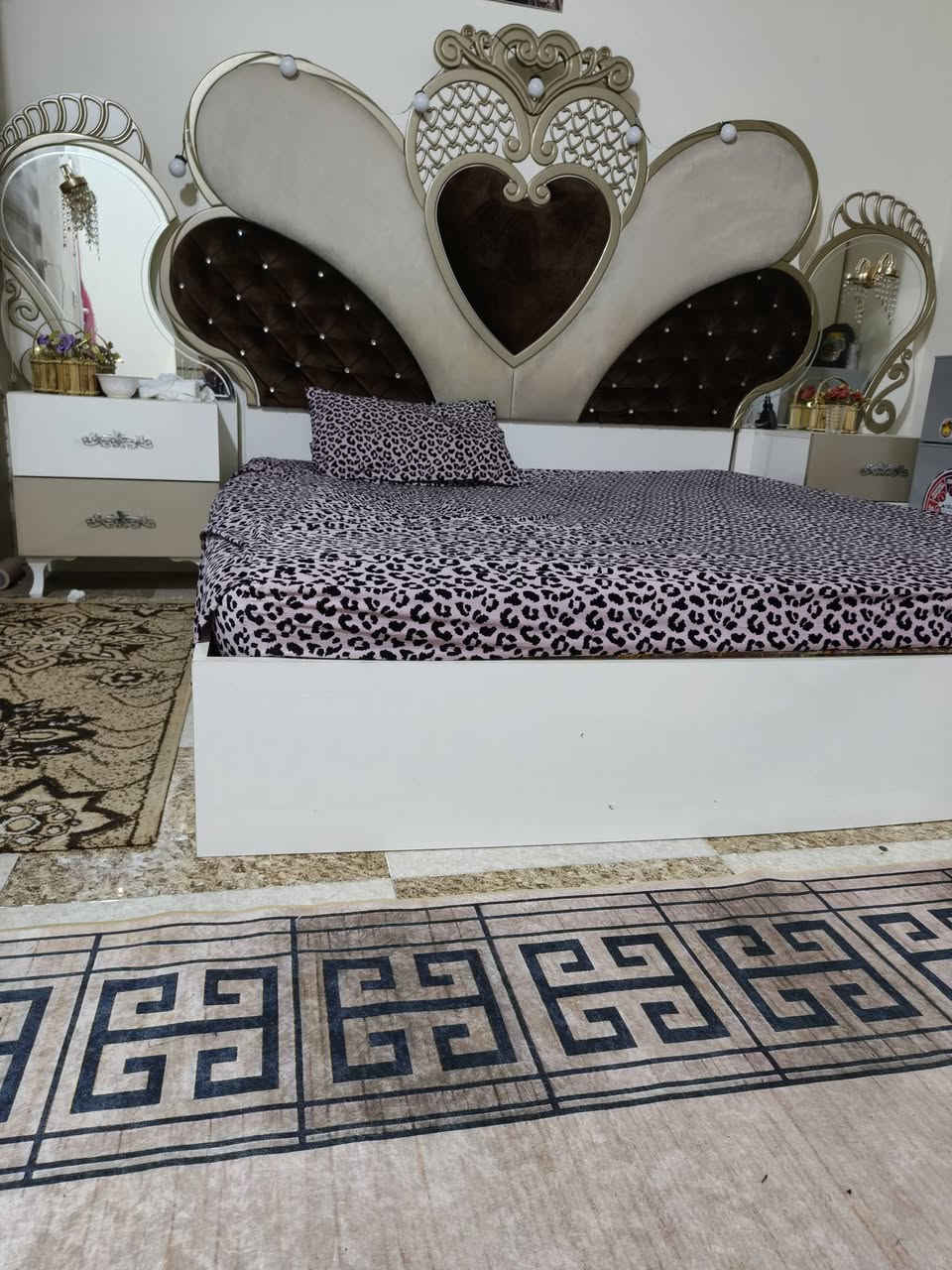 غرفة نوم للبيع مكونه من 8 قطع السعر ٧٥٠ بيها مجال قليل 
رقم الهاتف ***********
