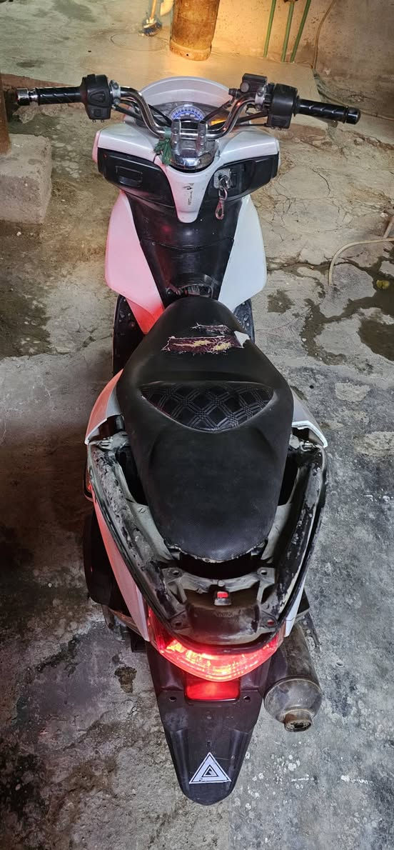 بي سي اكس الجيل الأول دراجه خير من الله شلعه ومعدل السعر 800 بيها مجال نكره تشتغل
 حساس استان كلها شغاله بس عوزها كفرات او ترتيب
تايرات جدد بريكات بس كفرات وصوتها ناعم مكاني بغداد 
واتساب او اتصال *********** غير متواجد فيس
