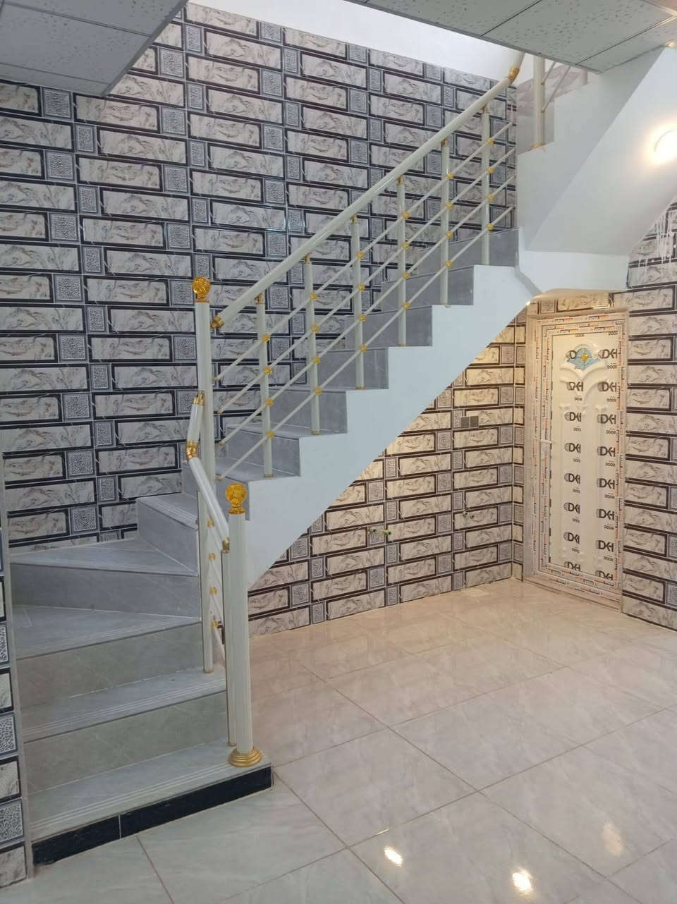 دار للبيع جديد غير مستخدم في حي ميسان قطاع 32 طابو صرف منطقة متميزة 
المساحة 100 متر
الواجهة 5 متر
النزال 20 متر
عرض الشارع 12 متر
طابق واحد بناء صب كونكريت يحتوي على استقبال و مطبخ وصالة وغرفة نوم وصحيات داخلية وخارجية ومكشوفة 
خريطة بناء  حديثة 
السعر 125 مع المجال 
للاستفسار الاتصال على الرقم التالي 
*********** 
مكتب اسد بغداد للعقار النجف حي ميسان
