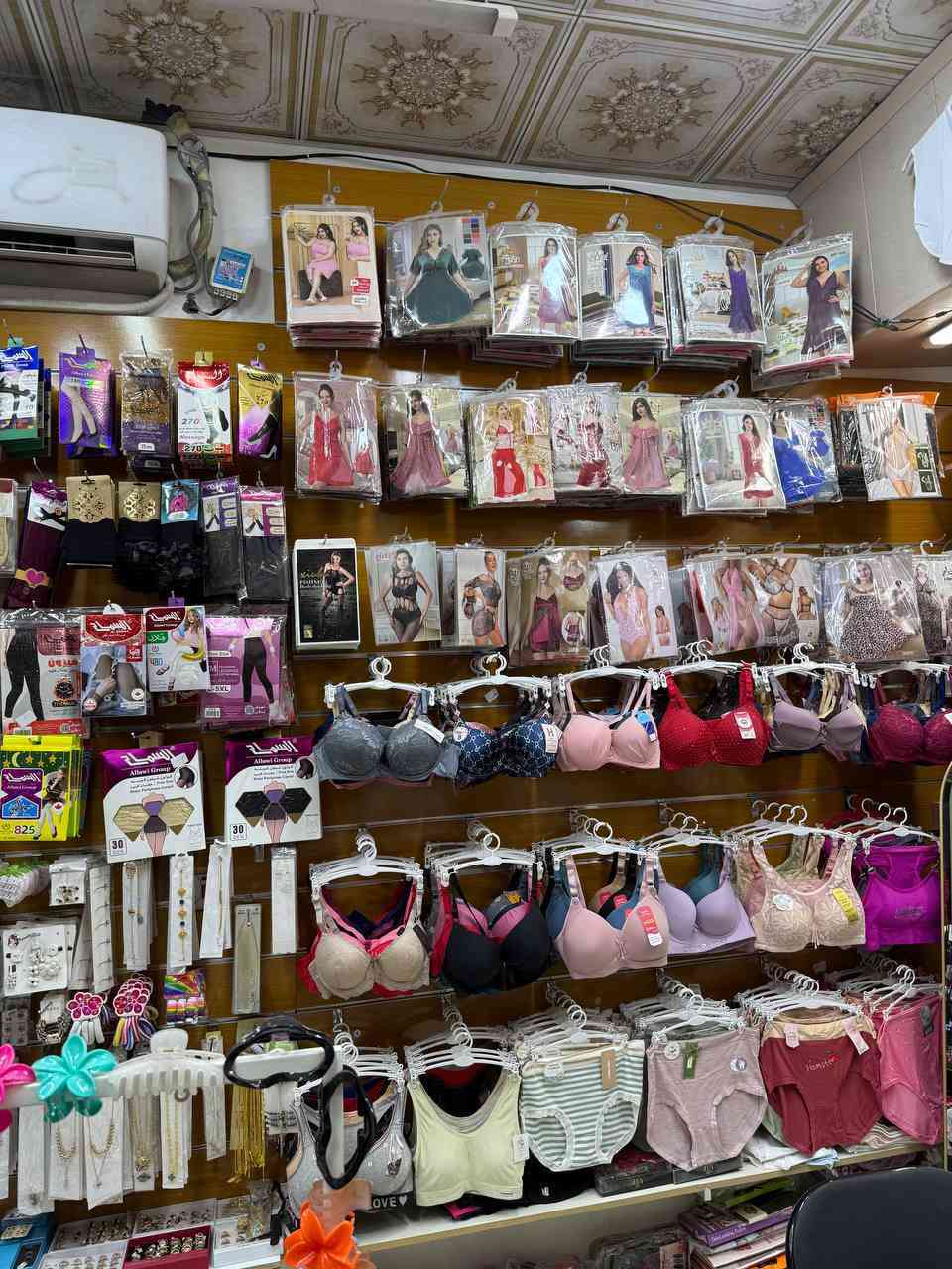 السلام عليكم
ديكور لوحات خشب للبيع 
6 قطع لوحة كاملة 
4 قطع متقطعات 
+ اكثر من 100 هوك 
***********/ النجف الاشرف
