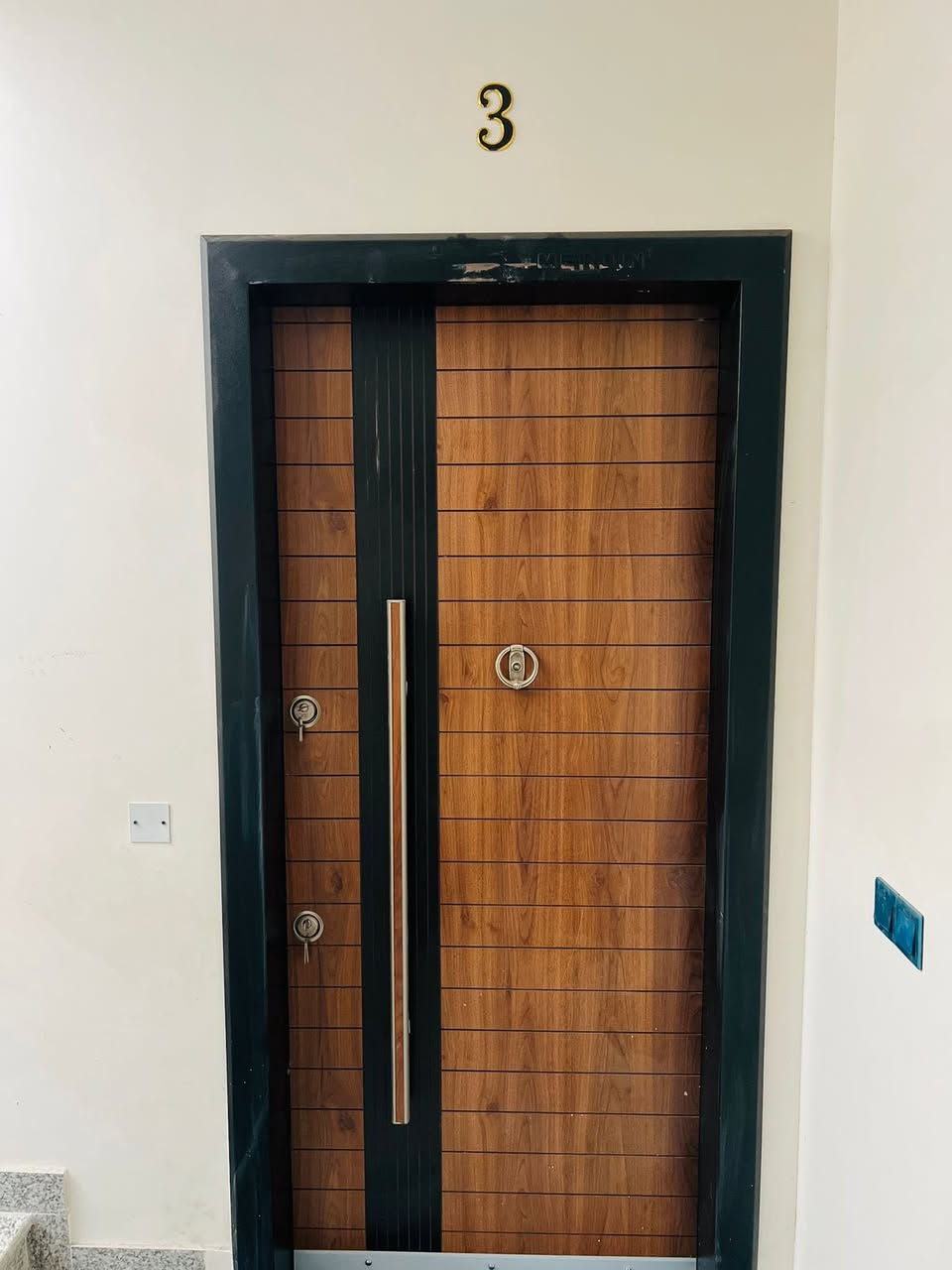 السلام عليكم 
يتوفر لدينا وحدات سكنيه للأيجار 
المساحه 100 م بناء حديث زيرو 2026 
 لكل طابق 2 نوم 2 مطبخ حار وبارد وخدمات
الموقع حي الجهاد  الخارجيه مربع بسام مقابيل التشجير المطله على مجمع النسيم ويتطلب عائله صغيره وشرط موضفين 
لمعرفة السعر يرجى الاتصال على الرقم التالي 

مكتب النسيم للعقار 

***********
