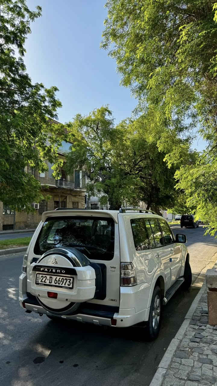 السلام وعليكم
باجيرو 2014 GLS فول ((عدا الدمام فقط))
سيارة نظيفة استخدام قليل ما ناقصها شي  
محرك 3500 المرغوب 
ماشية 91 الف كيلومتر 
محرك وكير بحالة ممتازة ، بلكات نوزلات اصلي وكالة
تبريد ثلج فريز جديد غاز امريكي 
مكفولة من الضربة والصبغ 
فقط تكحيل شخوط 
وبيها رصعة بسيطة بالدعامية الخلفية مثل ما موضحة بالصورة 

المواصفات

كشنات جلد تحكم كهرباء
فتحة سقف 
تحكمات ستيرن 3 اتجاهات اوامر صوتية بلوتوث
مري شفط كهرباء
4 حساسات خلفية + كاميرا خلفية
شاشة اندرويد ممتازة
منظومة زنون عالي ناصي قوية
كشافات ضباب زنون

رقم اربيل الجديد تحويل مباشر
سنوية 2029/9 

السعر 180 ورقة وبيها مجال
المكان بغداد 
*********** موجود واتساب
