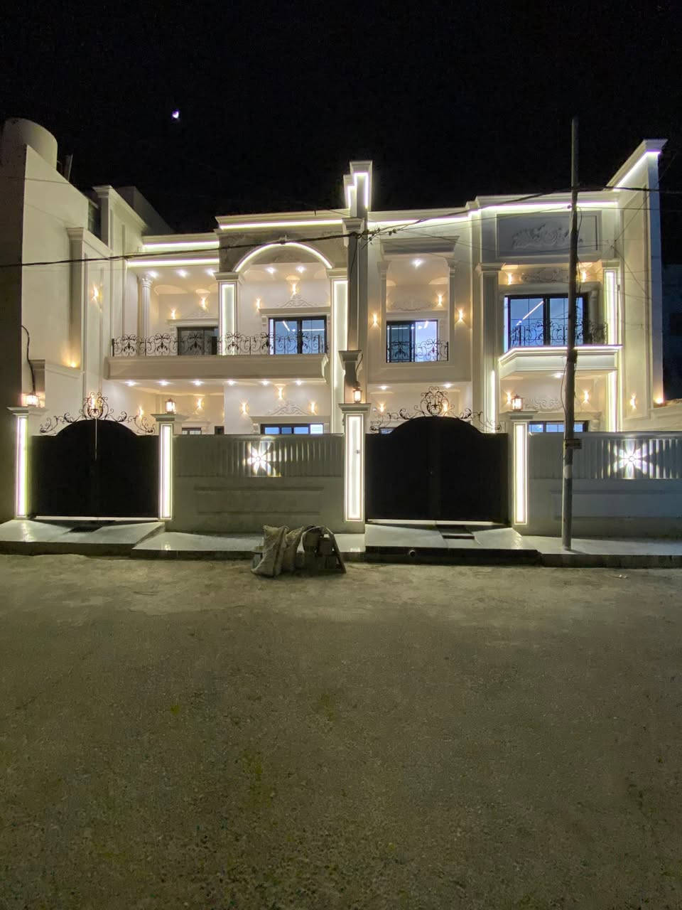 اعلان 580
دار للبيع طابقين 4 غرف نوم 
نوع_الملك :-  طابو صرف  
# @مساحه 150 واجها 7 ونص 
#السعر تفضل بكلمه تم هاص 
الموقع حي المعلمين خلف حلويات شكرجي ولمستوصف      
الأتصال على الارقام التالية :
📞***********
📞***********
أو مراسلتنا عبر { ــــ وتساب ــــ  } 
أو مراجعة #مكتب #كركوك الاجمل  للعقارات ولمقاولات حي العسكري بجانب موقف الكوسترات 
{  #نتشرف #بزيارتكم ونستقبل كافه عروظكم
