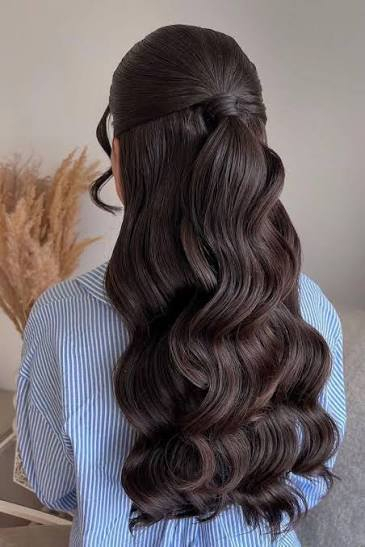 صالون الأناقة متوفر صبغ شعر ميش تنظيف بشره ملكي تنظيف قدم ملكي أيضاً متوفر بدي كير منيكير احفافه مكياج تسريحات شعر لجميع المناسبات مع إبر نضاره بجهاز ديرما بن متوفر كوزمتك أيضاً داخل الصالون ‏( ‪0784 353 1707‬‏ )واتساب العنوان ( المطار شارع العريض )
