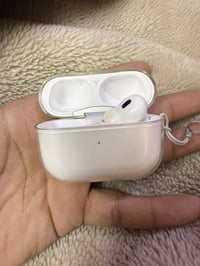 للبيع Airpod pro2 type c ايربود برو ٢ منفذ التايب سي بيها نقص تك يسار ...