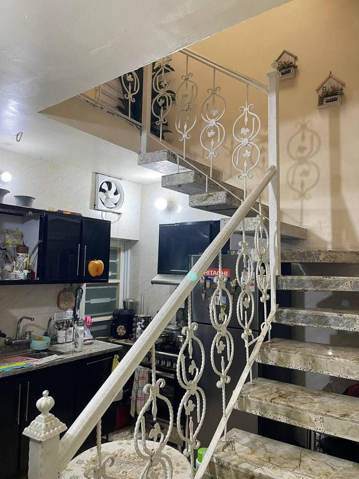 السلام عليكم … دار للبيع في منطقة المشتل محلة ٧٢٩ خلف الكنيسة بثلاثة افرع  المساحة ١٠٩ متر واجهه البيت ٤،٧٥ متر والنزال ٢٣ متر 
يتكون من كراج و صالة ومطبخ وصحيات ومنور وغرفة نوم والطابق الثاني غرفتين نوم البيت قطع وترميم كامل سنة ٢٠٢٠ 
ملاحظة ((ترميم كامل يعني بياض جديد تأسيسات ماء وكهرباء جديد شبابيك وابواب جديد سيراميك جديد ارضية الطابقين جديد للكراج)) البناء عكادة نظيف جداً اني ابيع گاع
السعر ٢٢٠ مليون
للاستفسار الاتصال 
***********
***********
