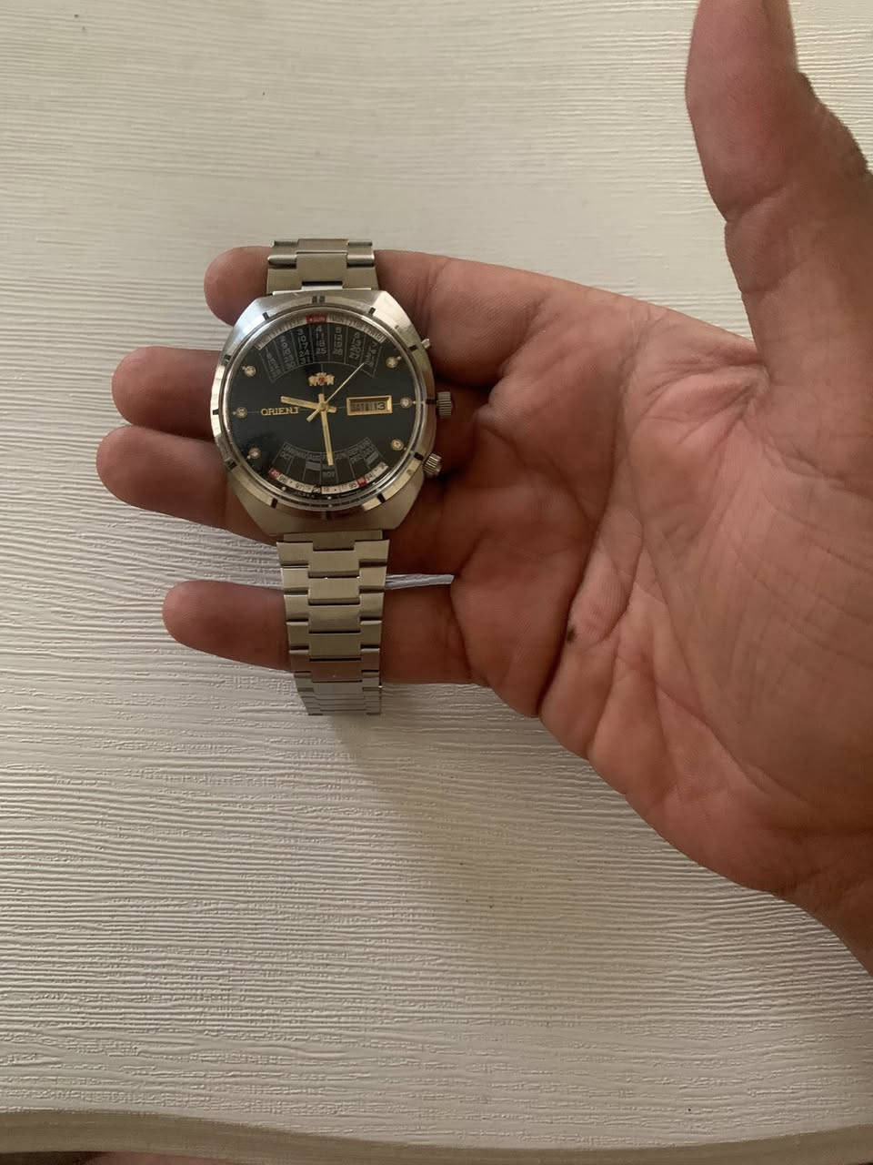 24"}
ساعة أورينت أصلية ⌚️  
موديل Multi-Year Calendar  
حالة جيدة وتشتغل تمام  
السوار ستيل الأصلي 

السعر: 200 وبيه مجال 
***********
متوفر توصيل
