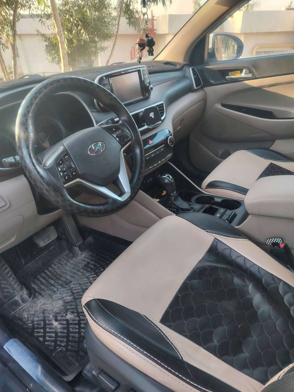 توكسن 2020
تاكية  و مصبوغة عااام....
بدون دواخل بدون ايرباك
اريل زعنفة.. حساسات امامية خلفية.. كشنات الاماميات ثنينهم كهرب... شحن لاسلكي... ترحيب الابواب... تشغيل عن بعد..ماشية 94 الف قابلة للزيادة 
السعر و باقي التفاصيل على الاتصال 
***********
***********
