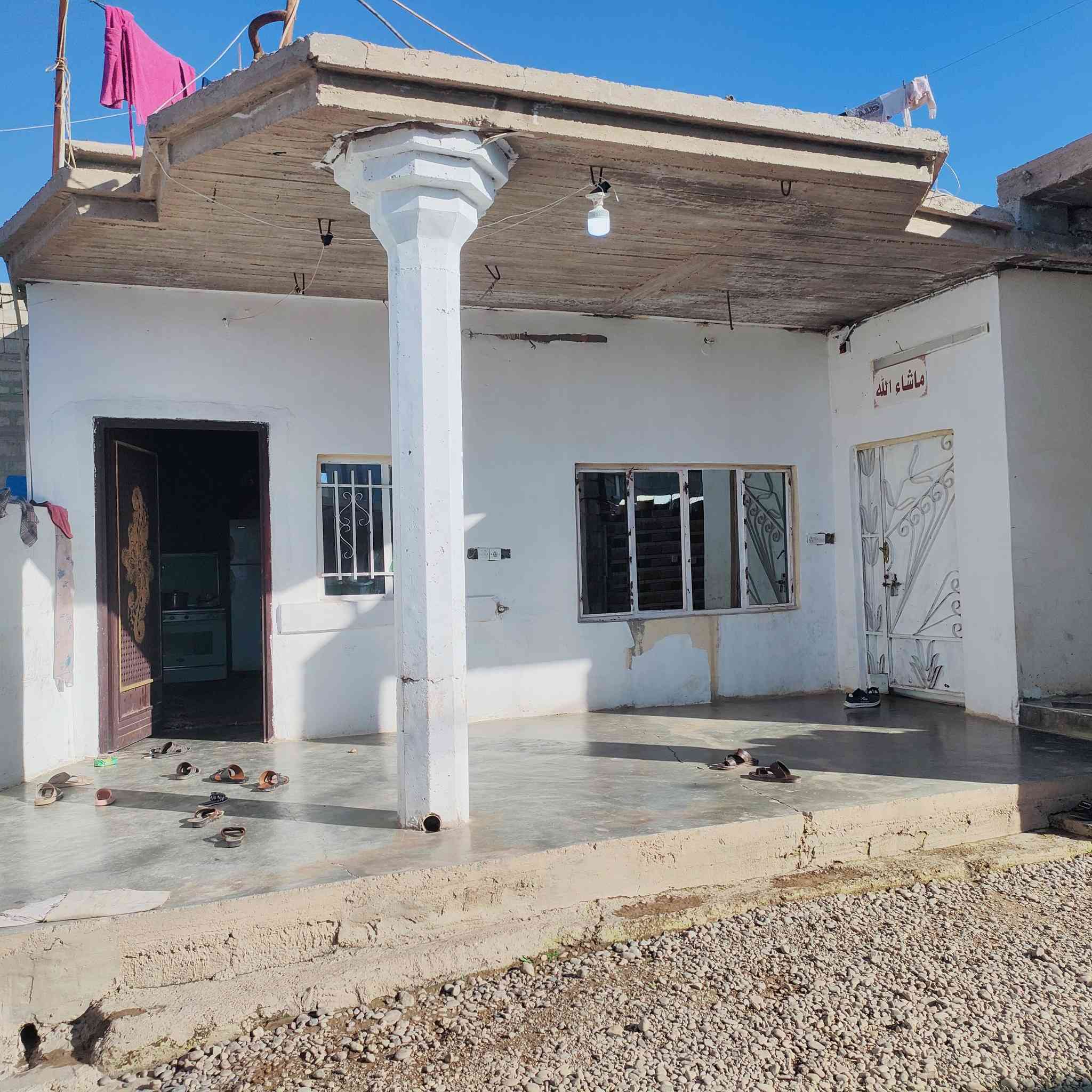 السلام عليكم يوجد بيت للبيع
ربعه وهول وغرفتين نوم ومجمع صحيات ومطبخ 
التواصل ***********
