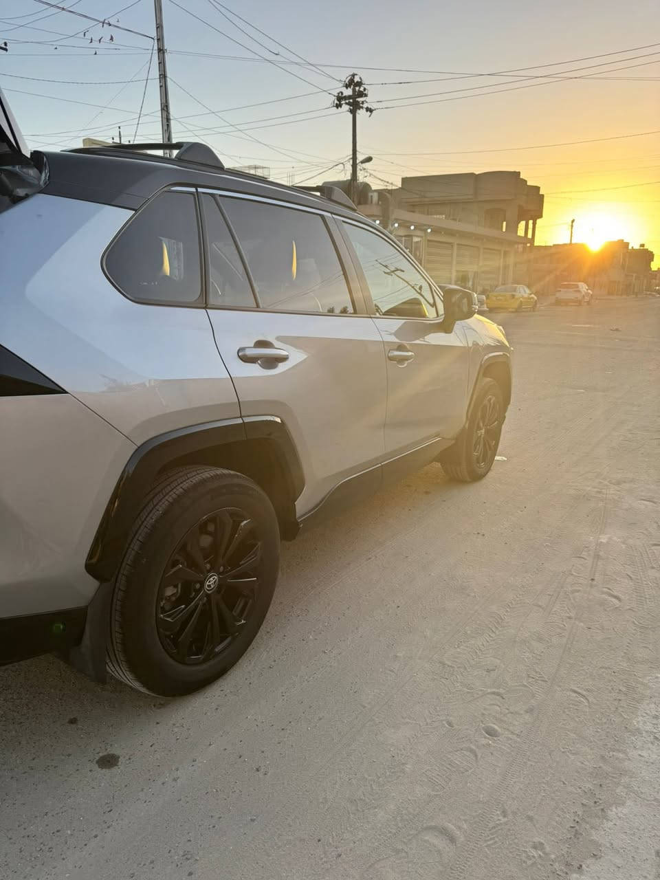 راف فور 2025 هايبرد XSE لون سلفر تو كلر 
راف فور هايبرد للبيع موديل 2025 لون سلفر تو كلر 
سقف اسود 
محرك 2500 cc هايبرد 
ثلاث انظمة قيادة 
 فتحة سقف 
بصمه تشغيل 
بصمه ابواب 
كراسي كهرباء 
كراسي جلد 
تدفئة كراسي 
اضوية اماميه زنون 
لد امامي زنون 
رادار امامي 
اوتو ستوب 
اوتو هاند بريك 
شاشة digital 
كاميرا خلفيه مع تحديد مسرب 
كاميرا خلفيه ع المرايا الوسط 
شاشة GBL كبيرة مع سماعات GBL
صندوق خلفي كهرباء 
تحكم ستيرن جهتين 
ستيرن تدفئة 
النقطة العمياء بالمرايا الجانبية
دفع رباعي 
بلوتوث اوامر صوتيه 
عداد السيارة 6 الاف 
تبديل جاملغ يمين وبنيد ودعاميه نفس  اللون 
السعرر 230 
( اعتذر عن المراوس للبيع فقط )
للاستفسار الاتصال .

‏‭***********
