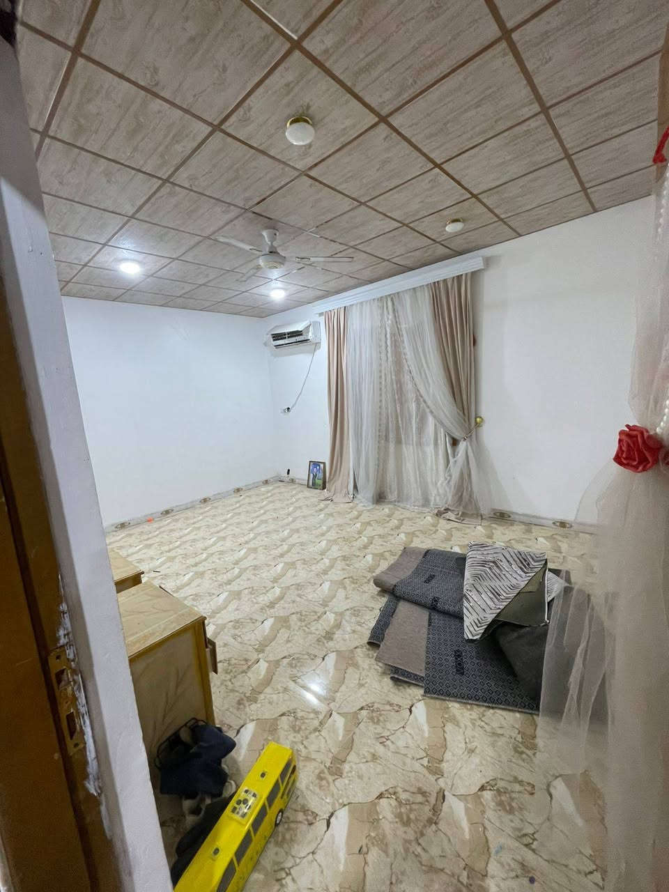 اسعد الله أوقاتكم بكل خير
للاستفسار ***********
 #يتوفر بيت طابقين البيع 
 #مساحه ٢٥٠م 
#نوع العقار طابو زراعي عراقي سند ٢٥
 #علئ شارع ١٠م 
طابق الأول يحتوي 
غرفه منام وصاله ومطبخ وصحيات وكراج يسع سيارتين 
طابق ثاني
غرفتين وصاله وصحيات 
العنوان الدار ابي الخصيب خلف جامع شهيد طه 
السعر مطلوب ١١٥وبي  مجال للشراي 
***********
