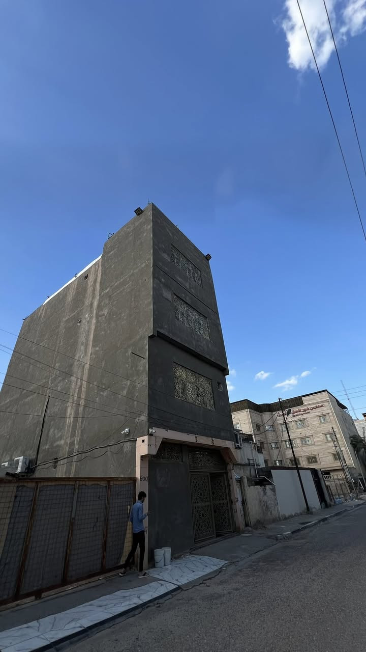 بناية ركن + قطعة ارض للبيع في الجزائر في تبعد قرابة 100 متر عن شارع عام الجزائر المساحة الكلية 235 متر والواجهة الاولى 15 متر والركن الثاني 16 نصف القطعة مبني بناية 4 طوابق كل طابق يحتوي على شقة متكاملة غرفتين صالة وحصحيات ومطبخ وتحتوي البنايه ايضا على مصعد |للأستفسار اكثر *********** |#زين_المنصوري
