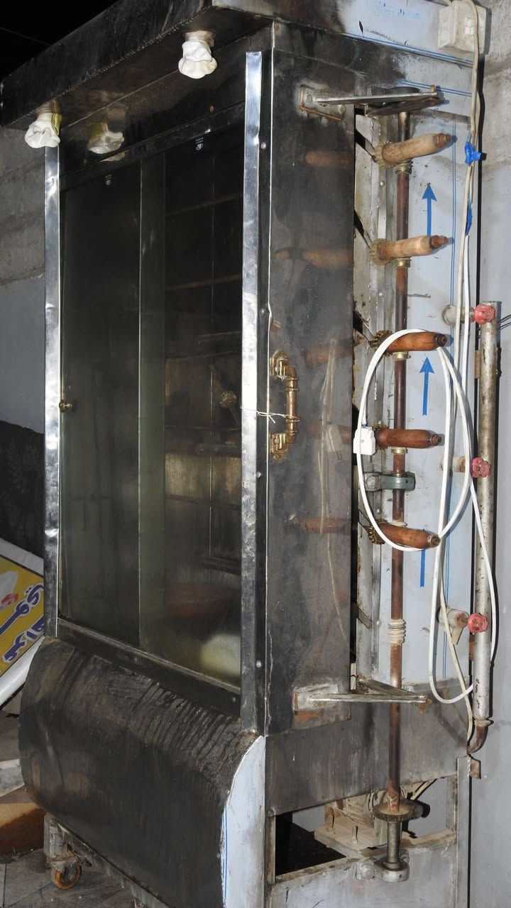 السلام عليكم شوايه دجاج ماطورها شغال مع ميز طعام للبيع سعر ٢٥٠ وبيها مجال حك الجيه  عنوان العزي ***********
