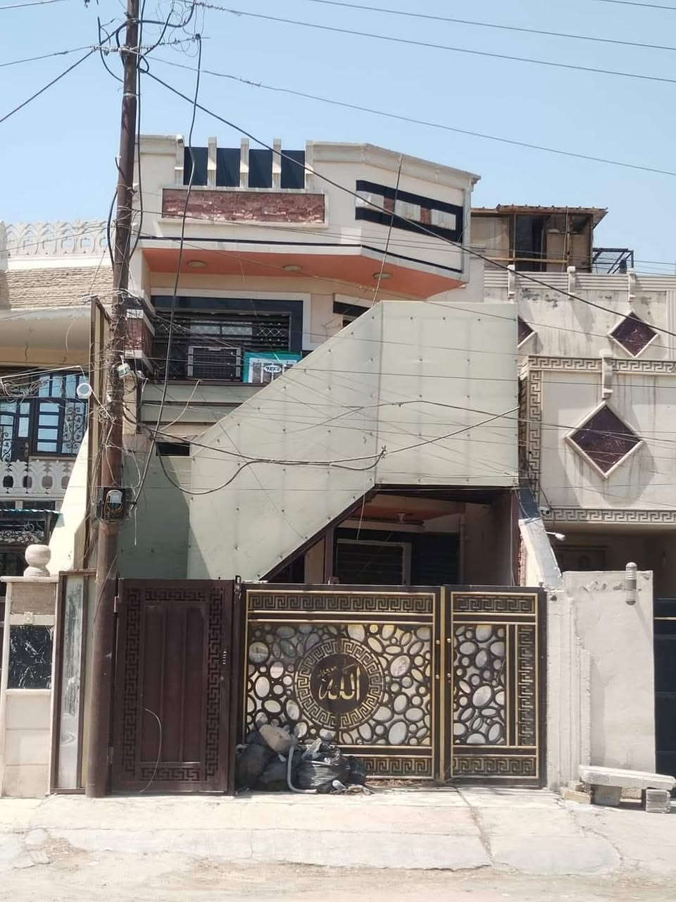 مكتب ابو ساره للعقار
دار ١٠٠ متر للبيع طابقين ثلاث غرف نوم وصاله وحولي مطبخ وحمامات عدد ٢
الطابق الأرضي معزول عن الطابق الثاني بدرج خارجي
 منطقة شهداء السيديه الشارع الخدمي
للاتصال على الخاص او الارقام 
*********** واتساب
*********** واتساب
