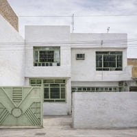 📢 للإيجار.. بيت بناء ثمانينات نضيف بحي البنوك! 🏠 ، متوفر حالياً دار لل...