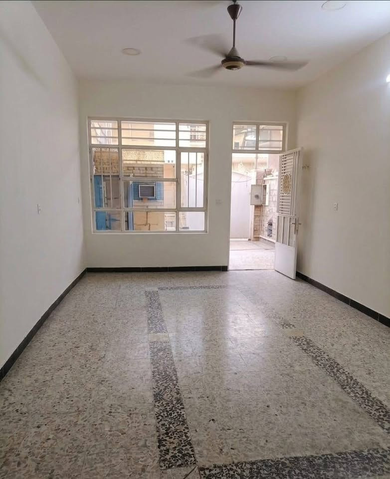 بيت ١٢٥ متر واجه ٥ نزال ٢٥ طابقين ثلاث غرف نوم كراج ثلاث حمامات البيت بناء حديث ٢٠٢٢ طابو زراعي سند ٢٥ في السريدات الجديدة المربع الاول رابع فرع  على ايدك اليمنى من تدخل من مدخل السريدات الجديدة قريب على الشارع الرئيسي مال الشعب عرض الفرع ١٠ أمتار وهذا المربع يسمى المربع الذهبي لانه قريب جدا على الشارع الرئيسي المنطقى جدا جميله خدمات كاملة تبليط مجاري 
البيت يصلح لعائلة كبيرة السعر ١٤٨ مليون ***********وسعره جدا مناسب البيت فارغ ثاني يوم تسكن فيه
